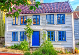 Синие окна дома