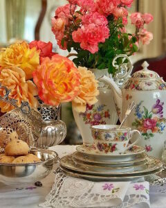 Розы и красивый сервиз