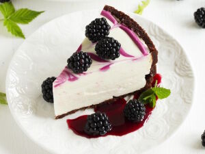 Чизкейк с ягодами ежевики