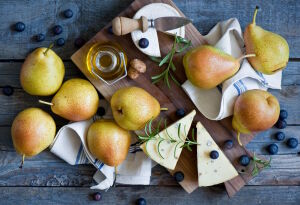 Сыр и груши на столе