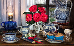 Яркие цветы и расписная посуда