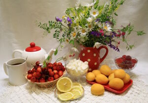 Цветы, черешня и абрикосы