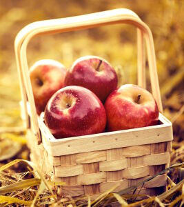 Красные яблоки в корзинке