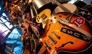 Конструкция из гитар