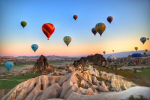 Воздушные шары над скалами