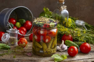 Помидоры с огурцами в заготовке