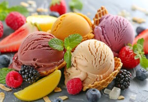 Шарики мороженого с ягодами