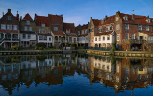 Дома у воды