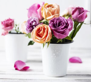 Розы в вазах