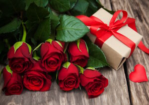 Красные розы и подарочек