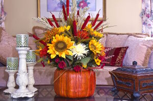 Композиция с подсолнухами и подсвечник