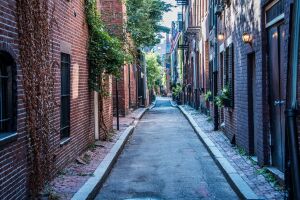 По узкой улочке