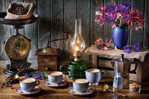 Старинные весы и кофе