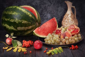Арбуз с виноградом и кувшин