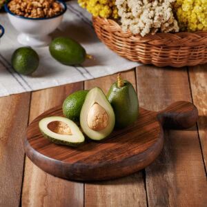 Авокадо на досточке