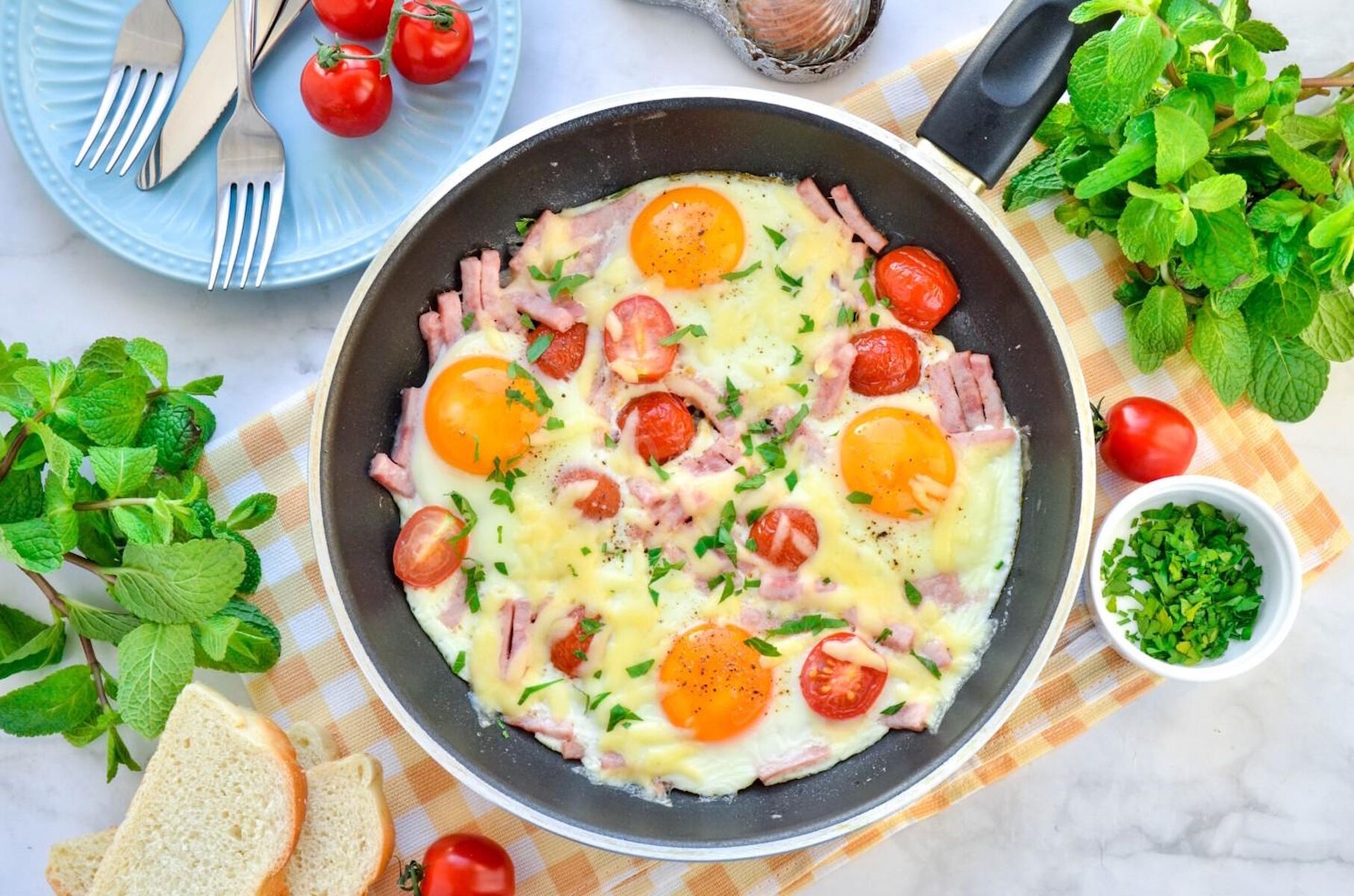 Яйца с колбаской и помидорами