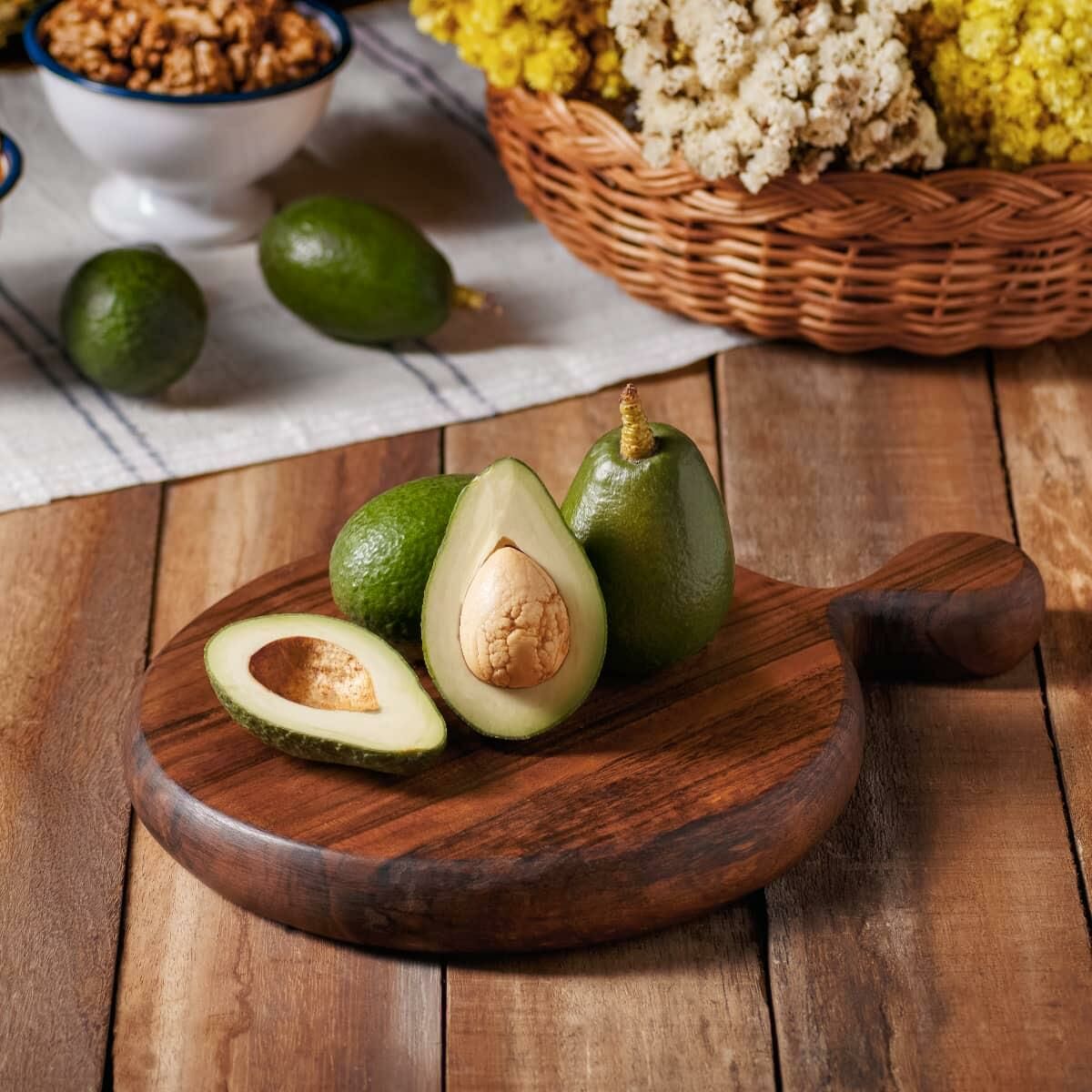 Авокадо на досточке