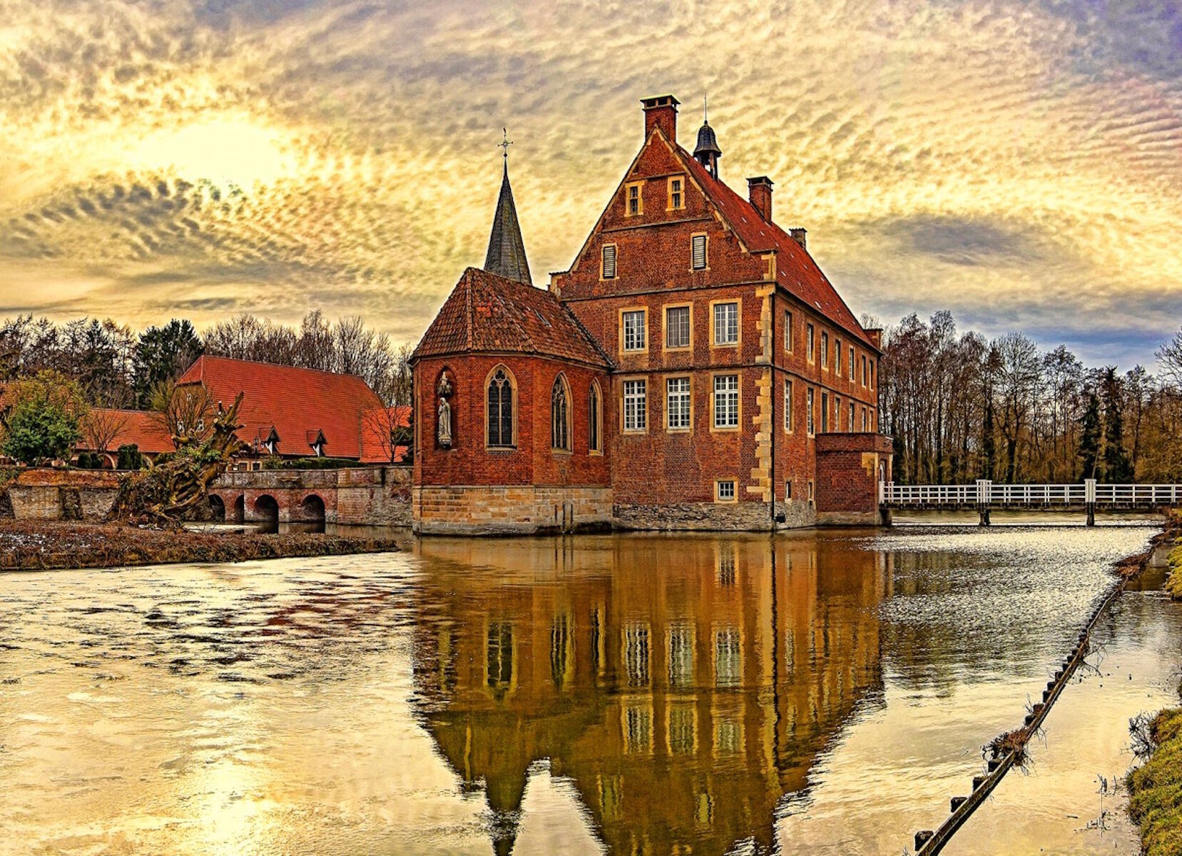 Замок Хюльсхофф на воде