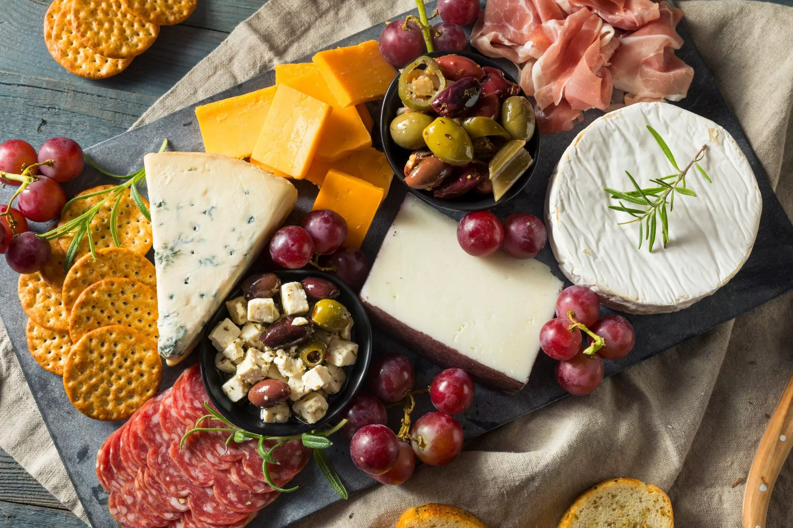 Сыр, оливки и виноград