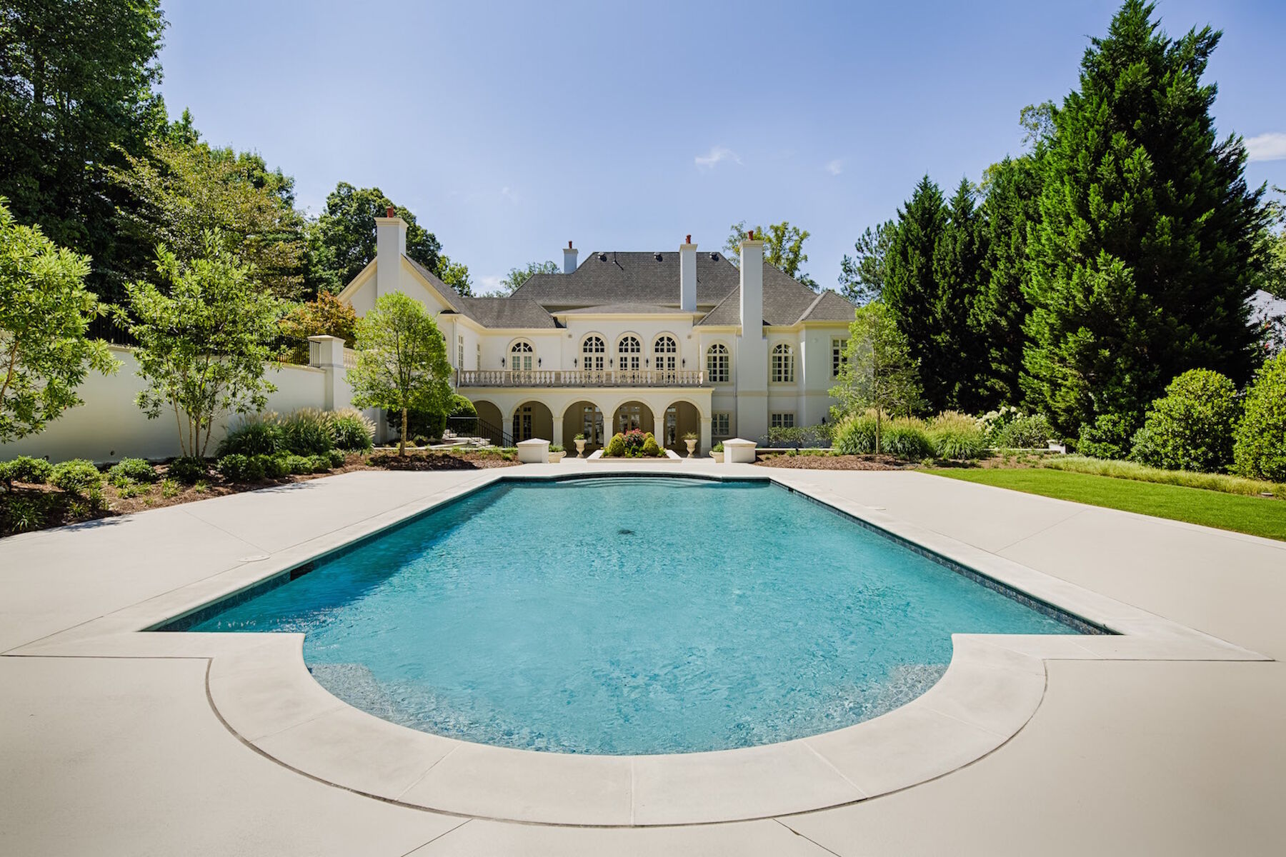 Дом с большим бассейном