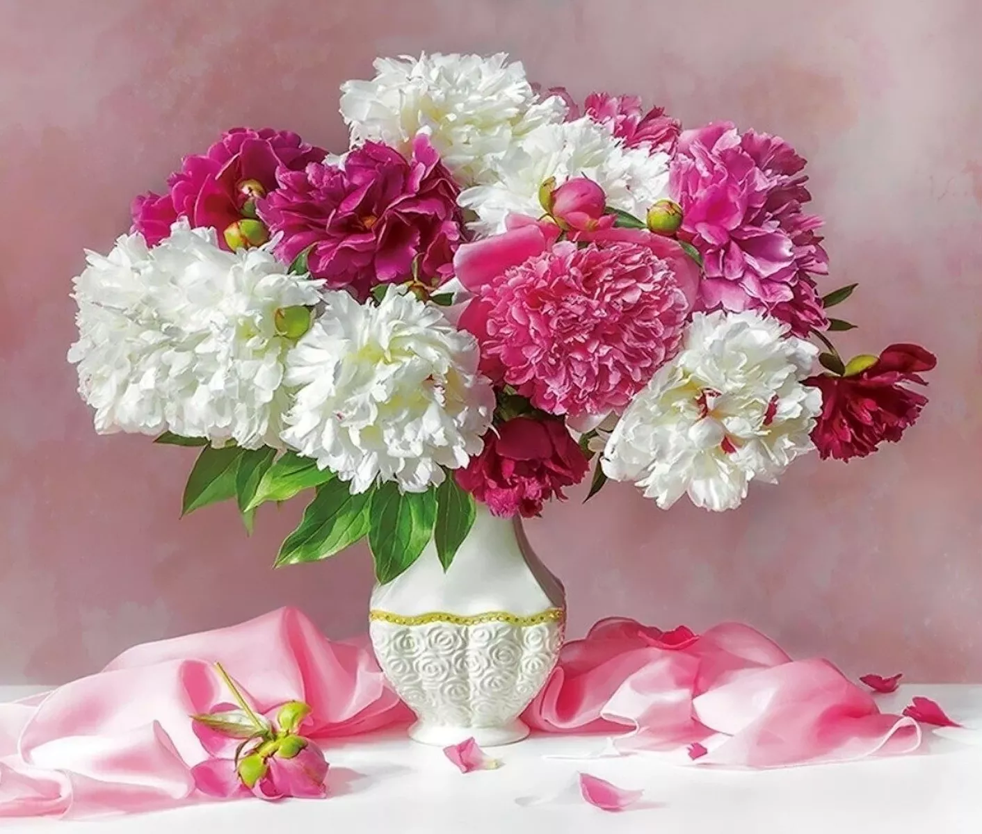 Букет пионов и лента