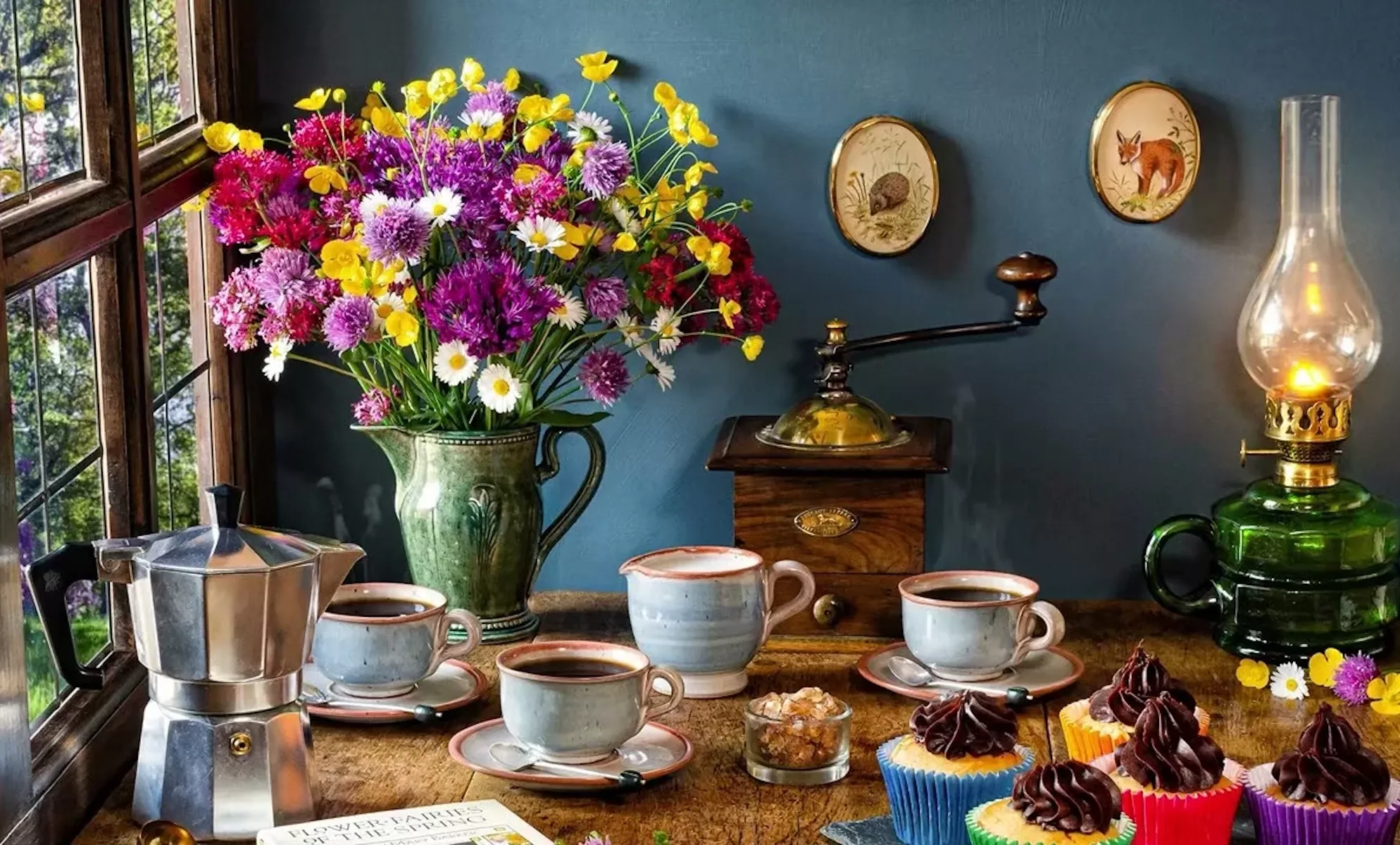 Букет, лампа и кексы