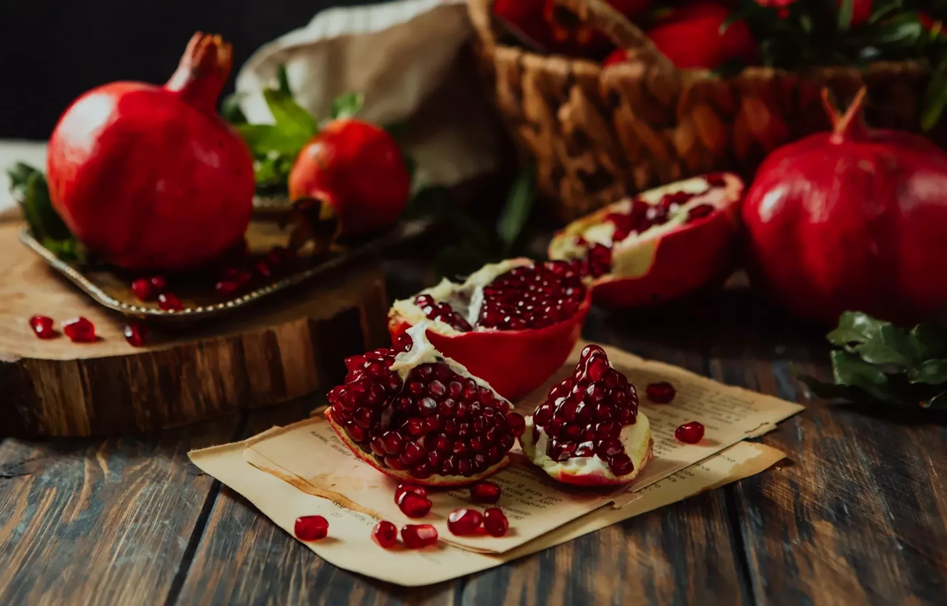 Бордовые гранаты