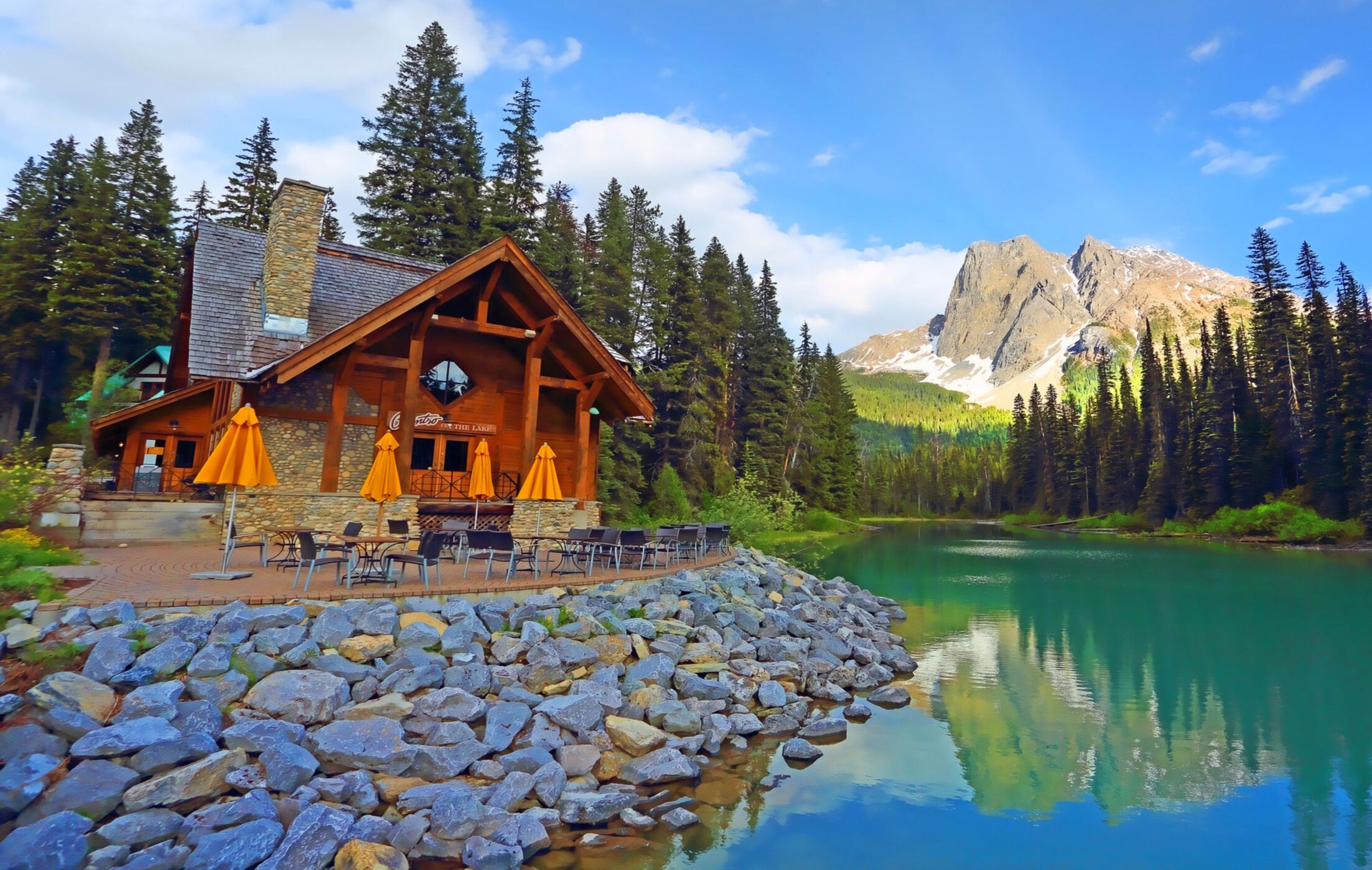 Голубое озеро в Канаде