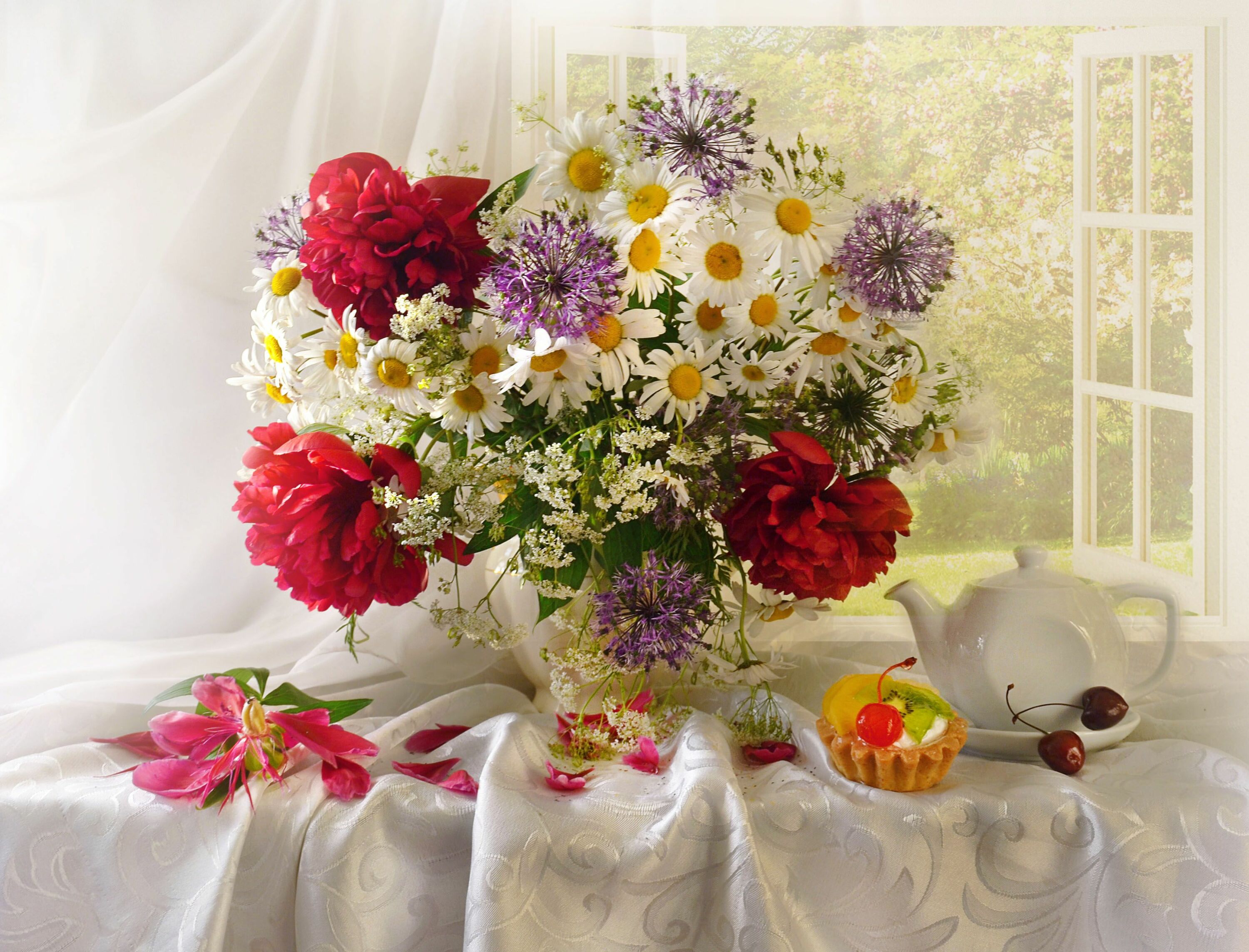 Букет цветов и пирожное