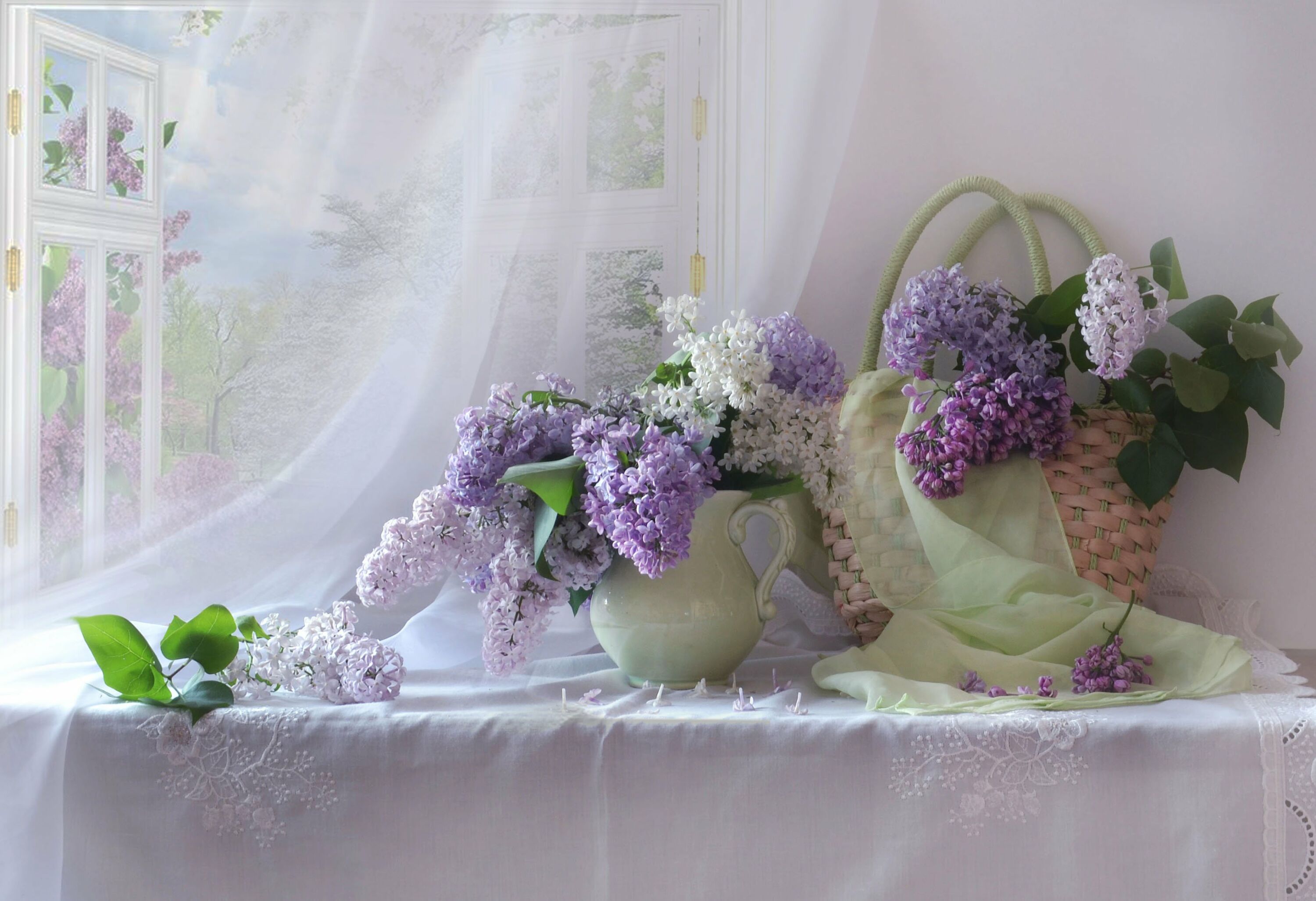 Сирень и окно