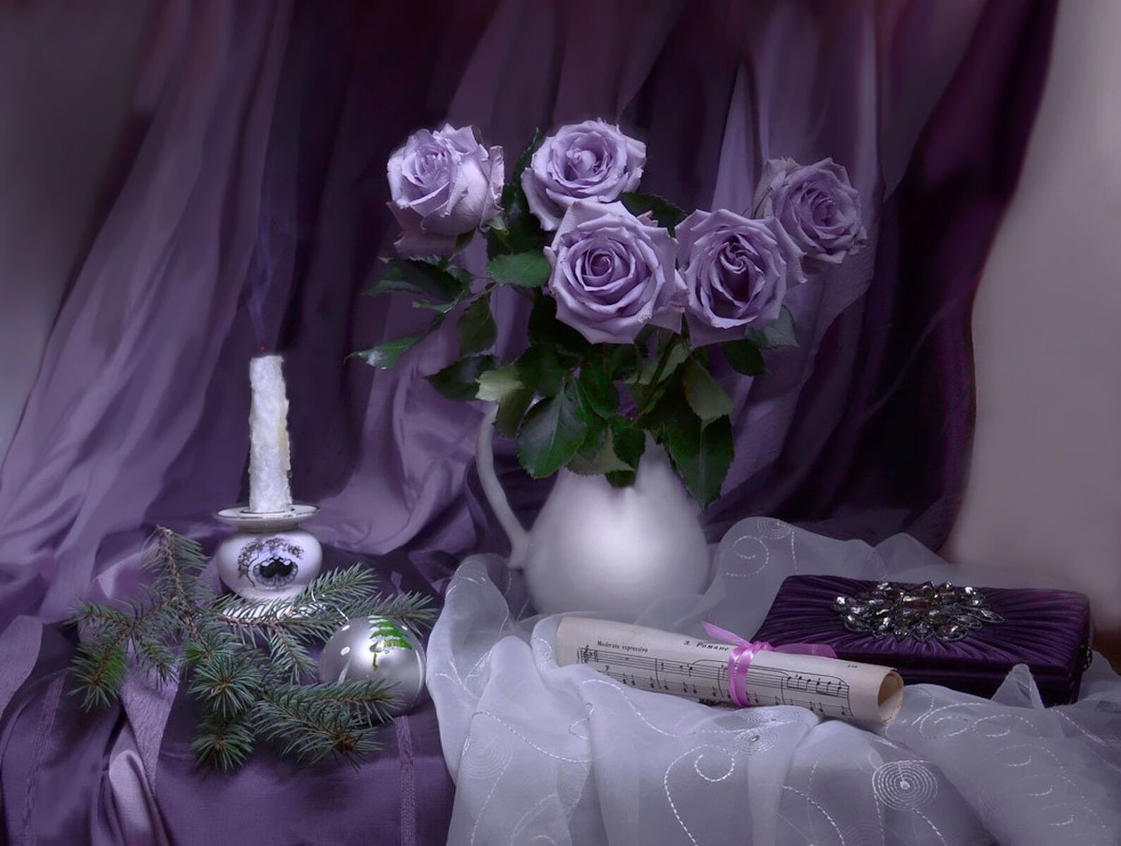Фиолетовые розы и ноты