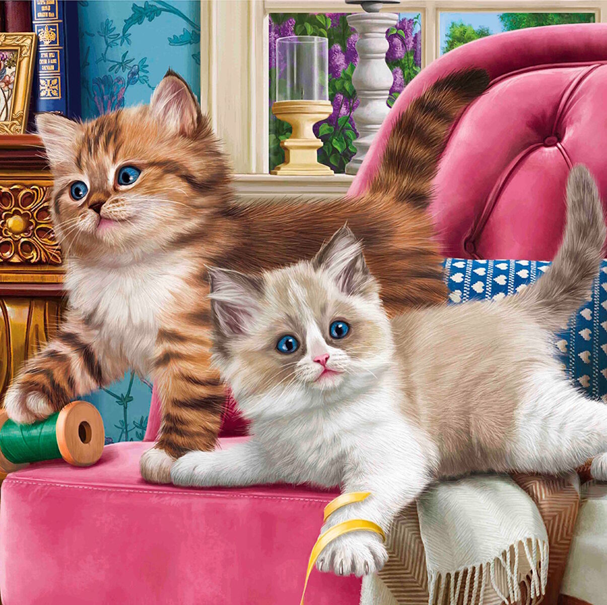 Два котенка на кресле