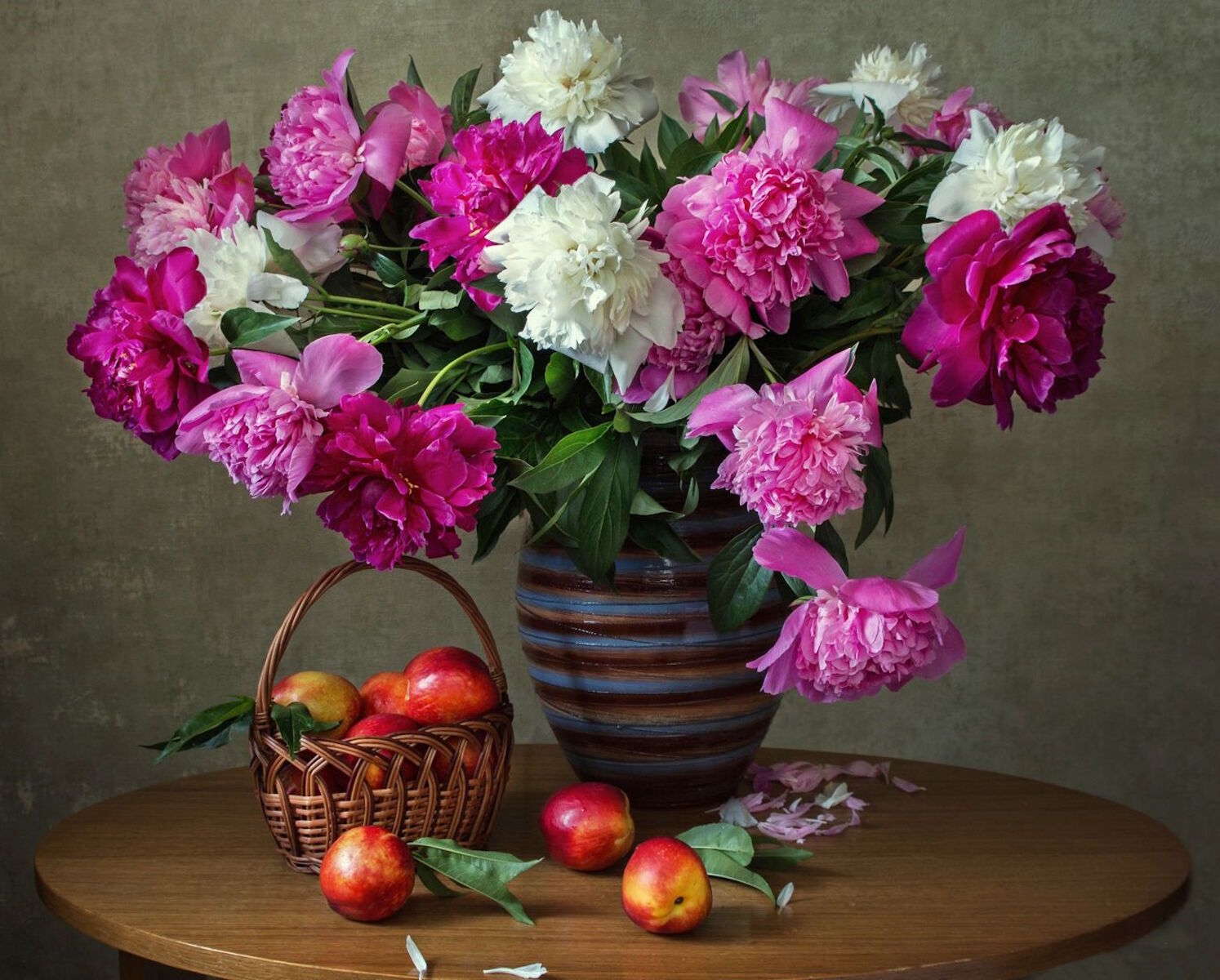 Букет пионов и яблоки
