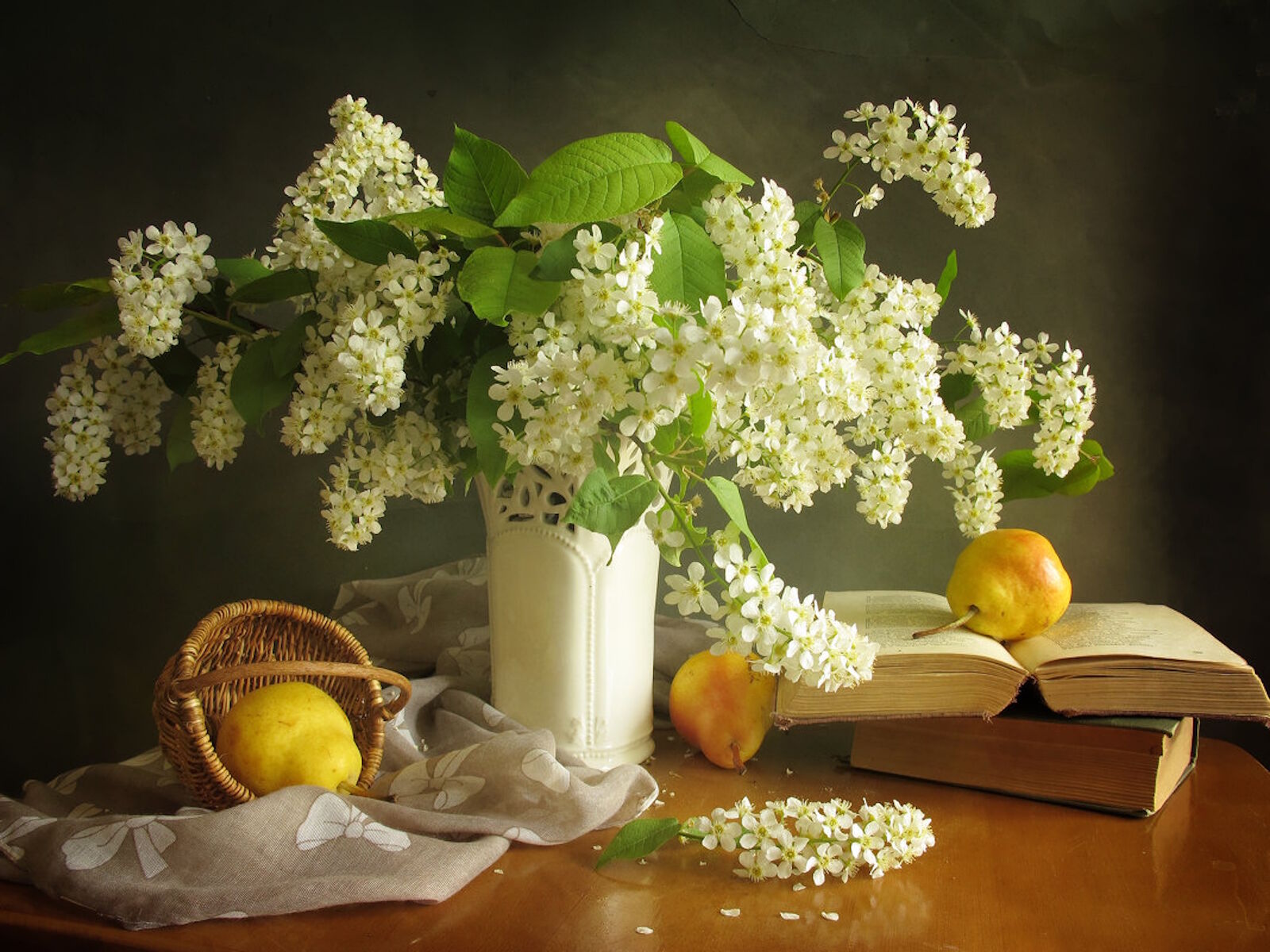 Цветы, груши и книги