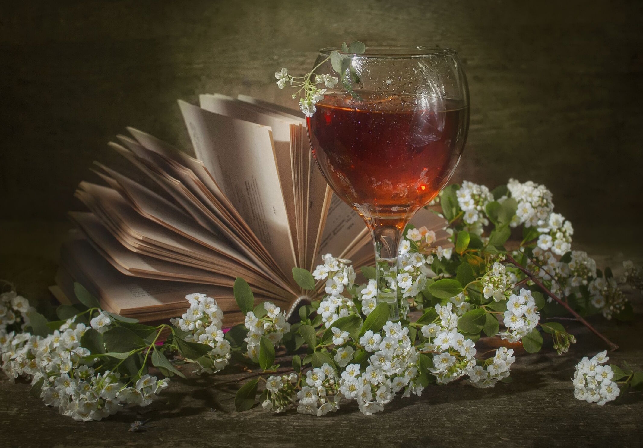 Вино, книга и цветочки