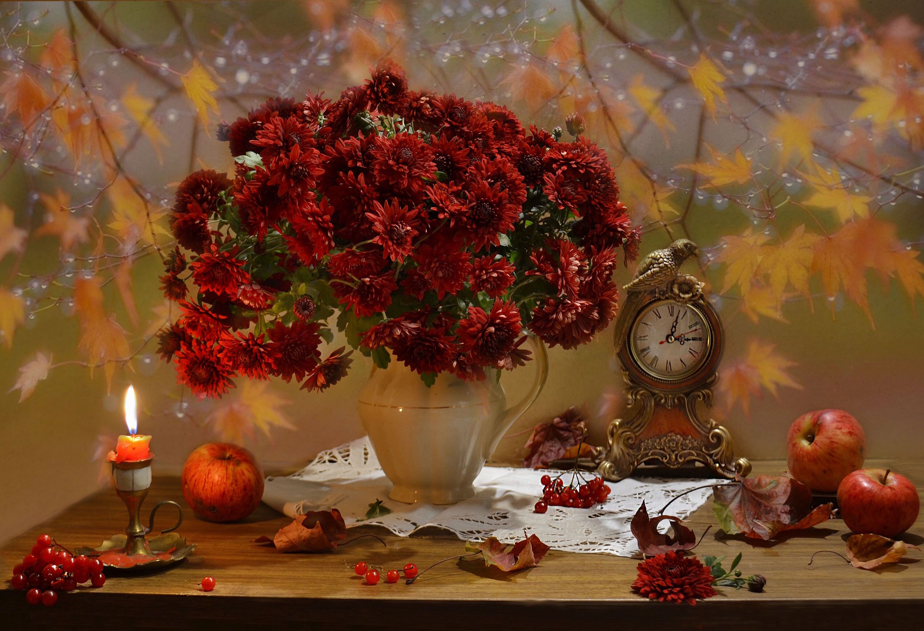 Георгины и часы