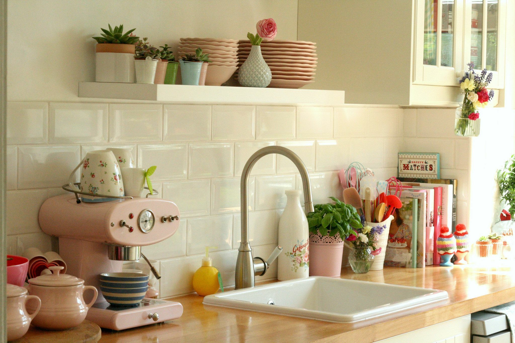Кухня с розовыми тарелками