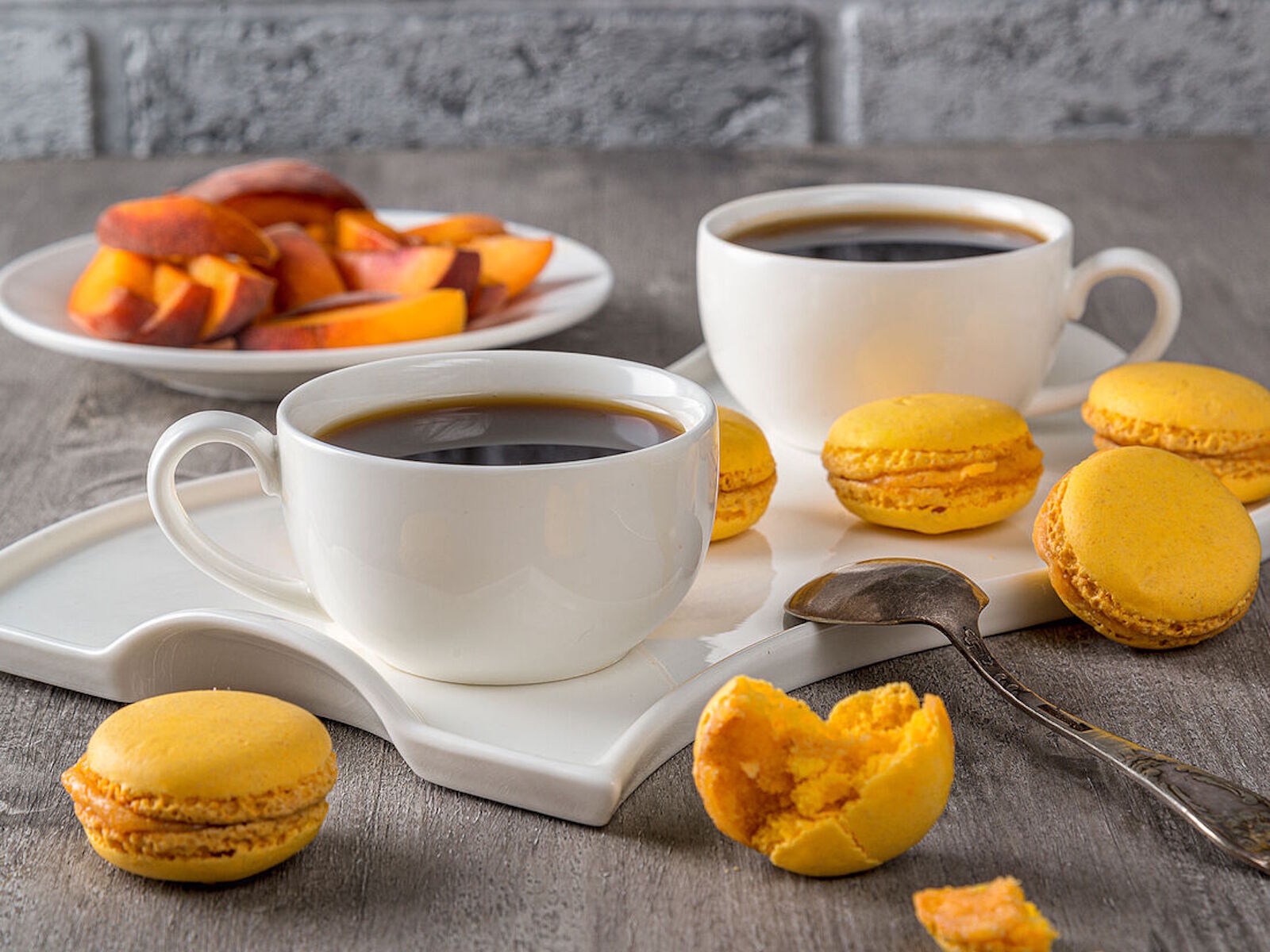 Кофе, персики и макаруны