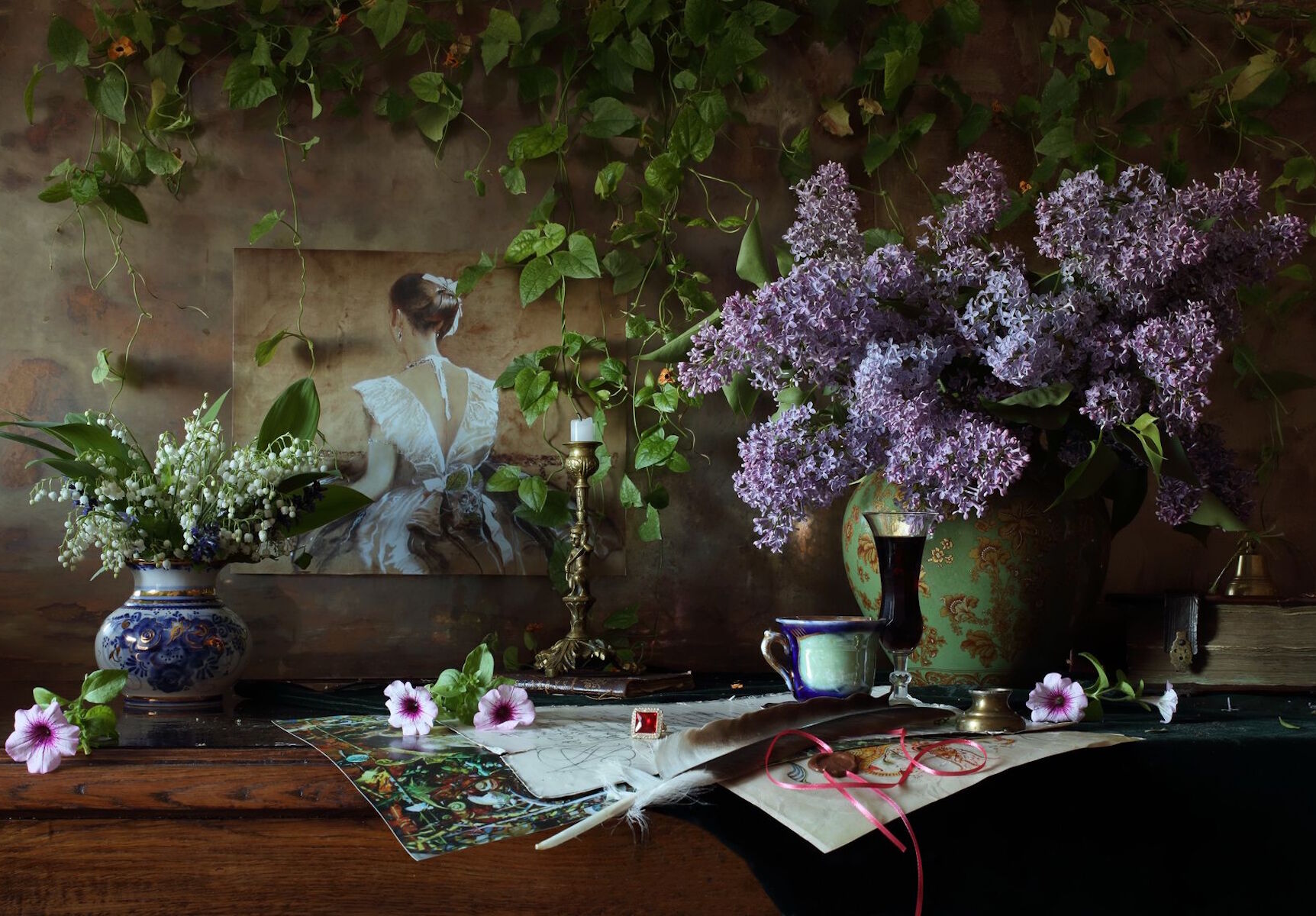 Сирень, ландыши и картина