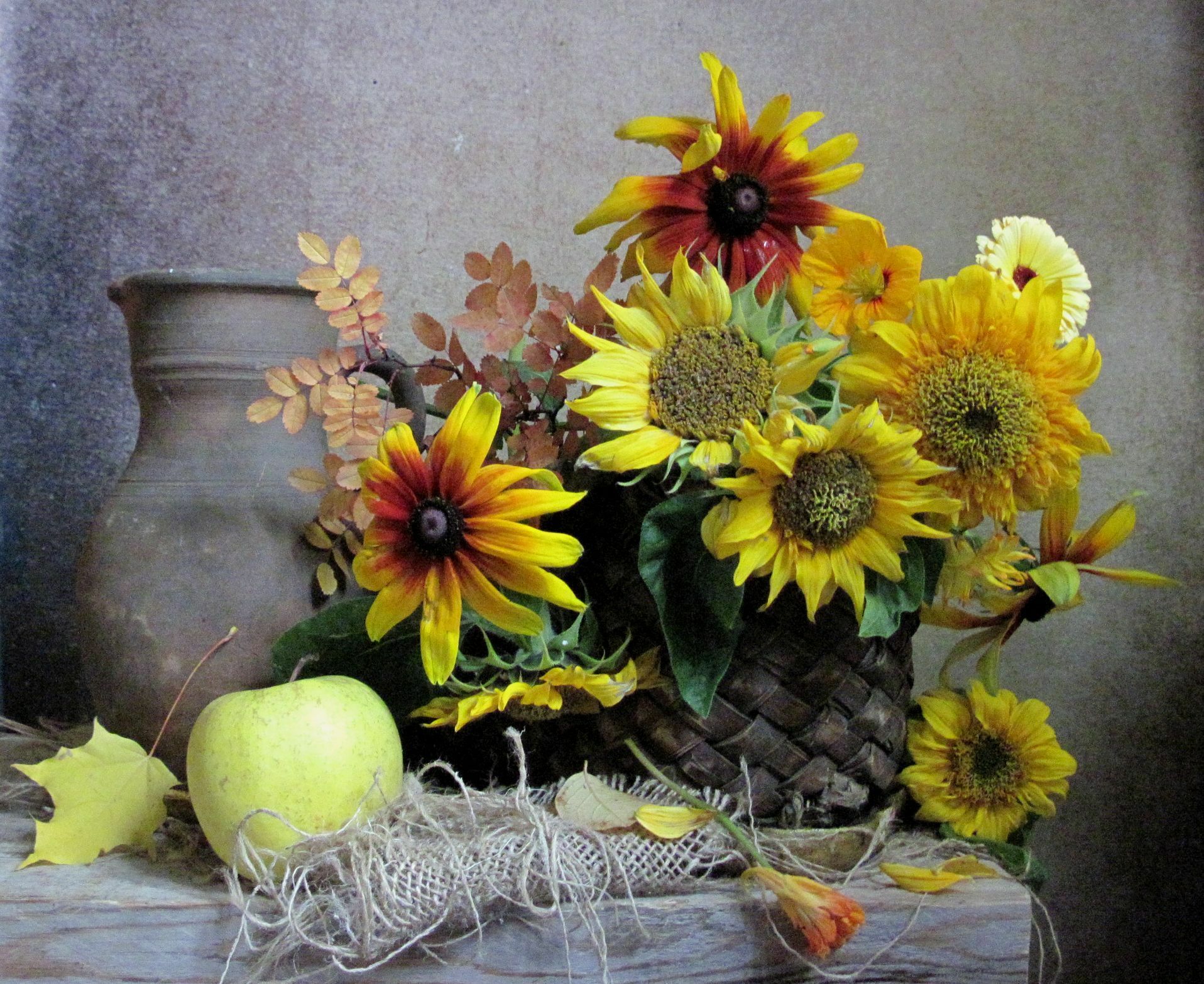 Подсолнухи и яблоко
