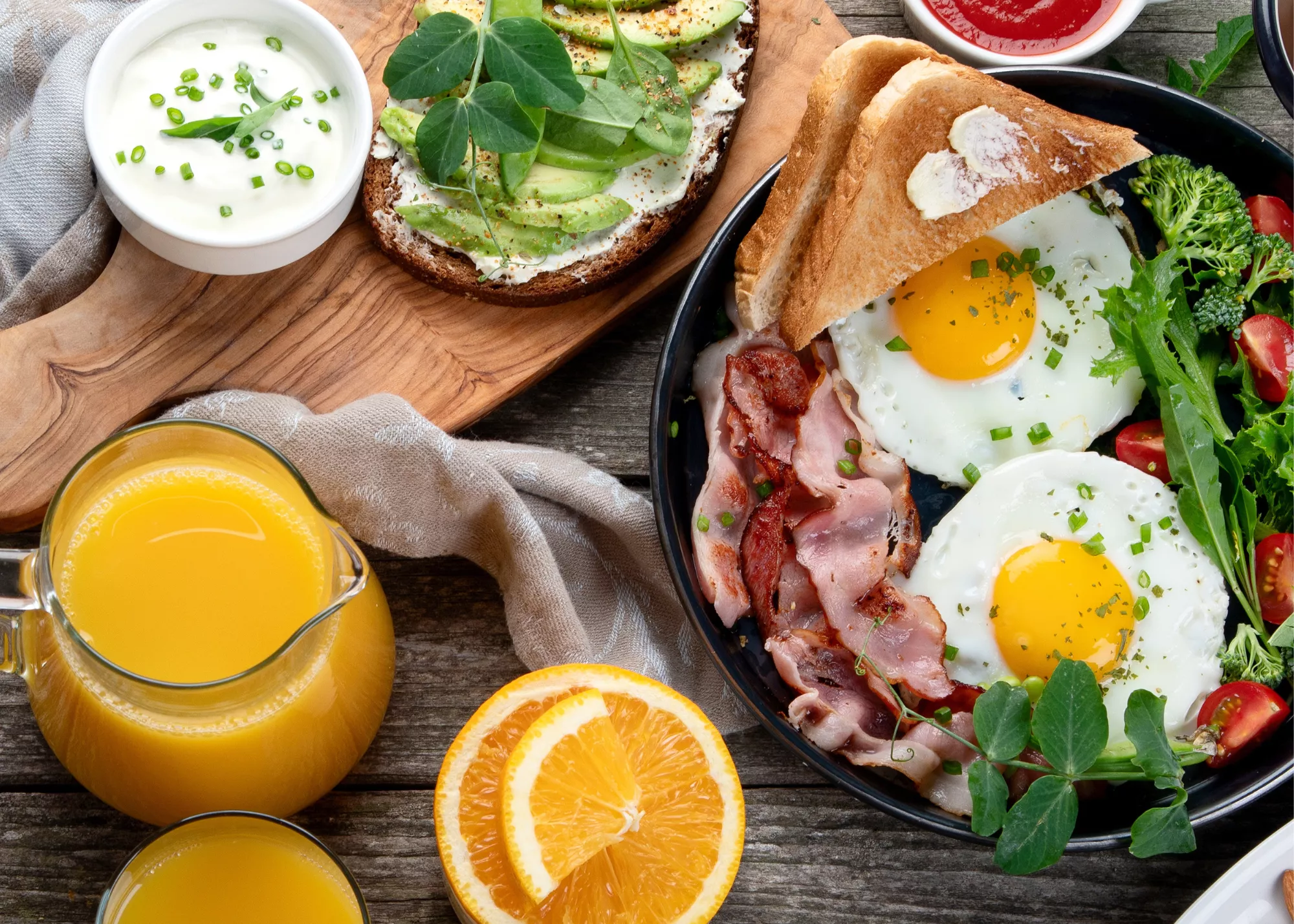 Завтрак с яичницей и беконом