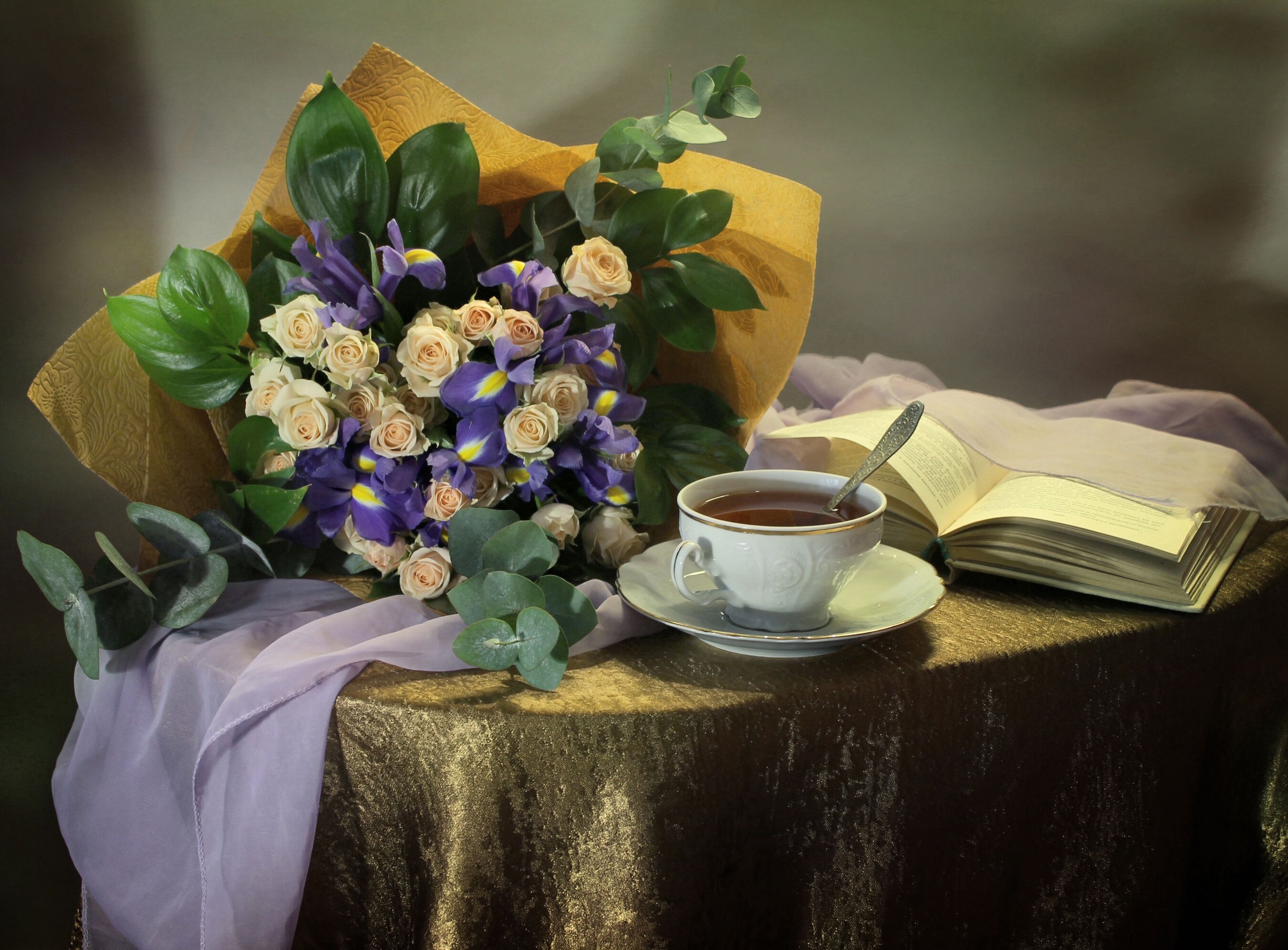 Розы и ирисы в букете