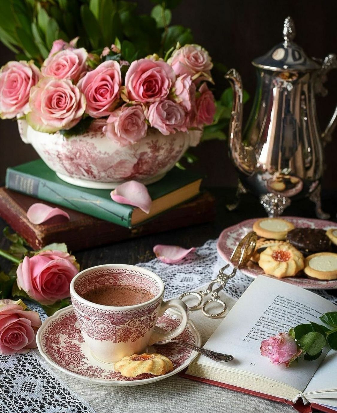 Розы, какао и печенье