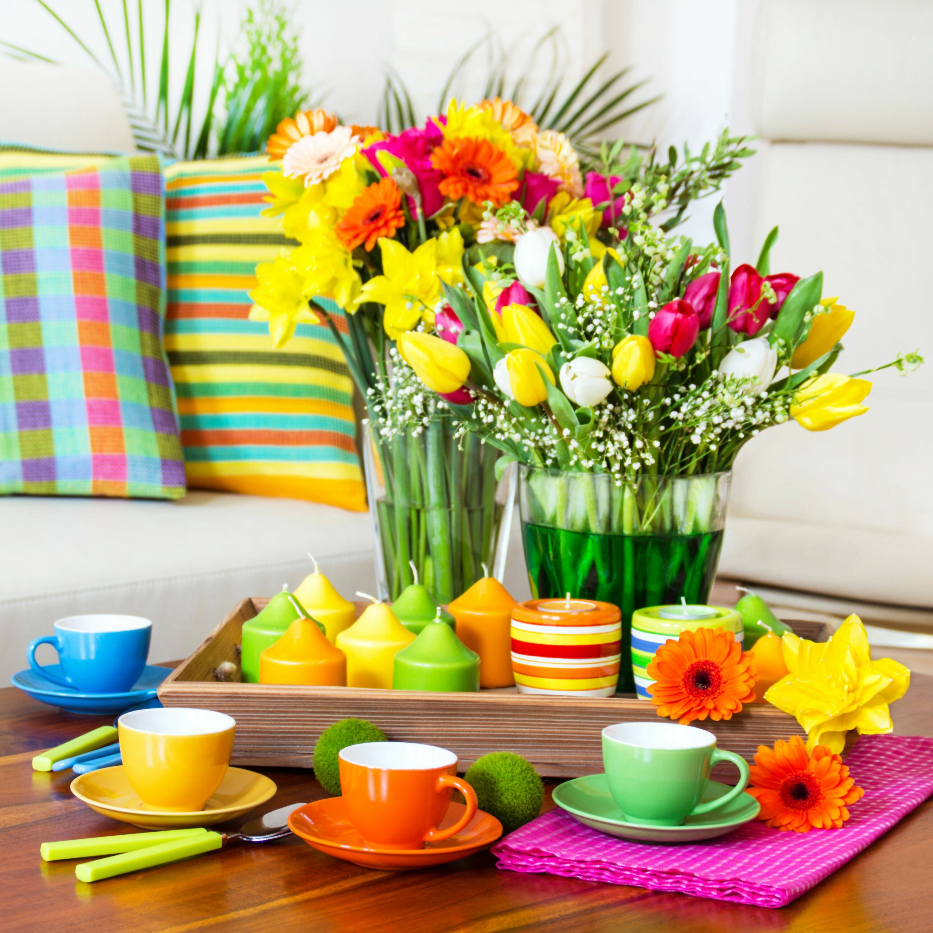 Тюльпаны, сервиз и свечи