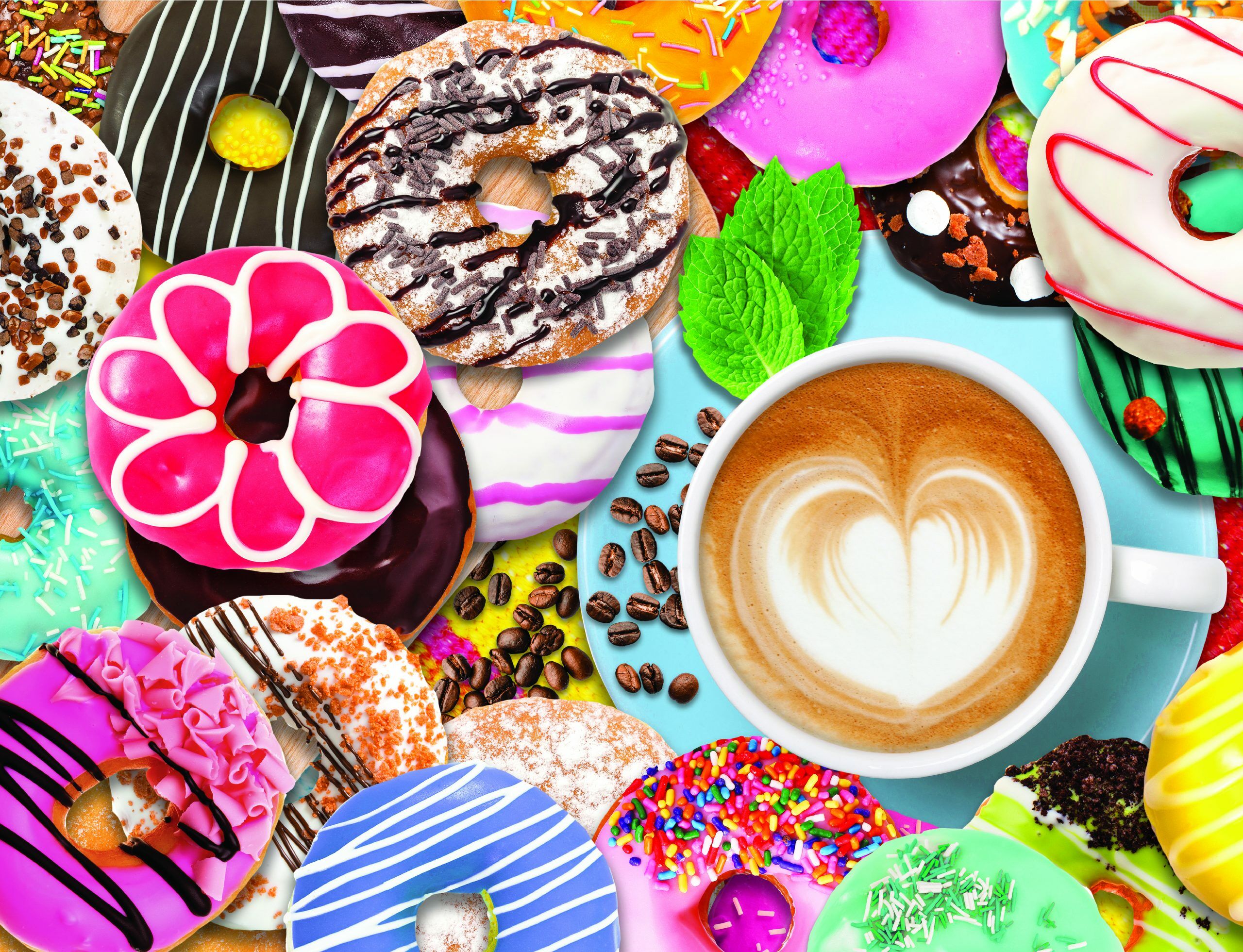 Кофе и яркие пончики