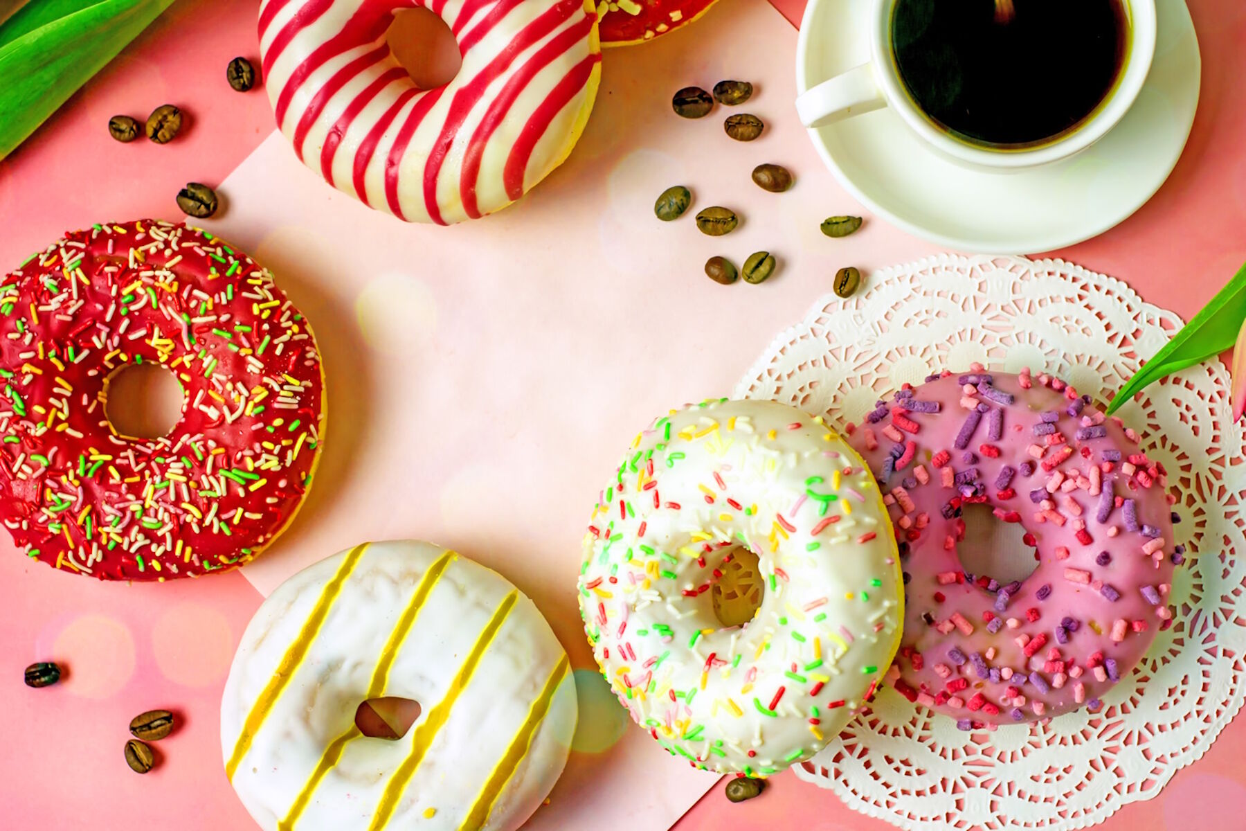 Кофе с яркими пончиками