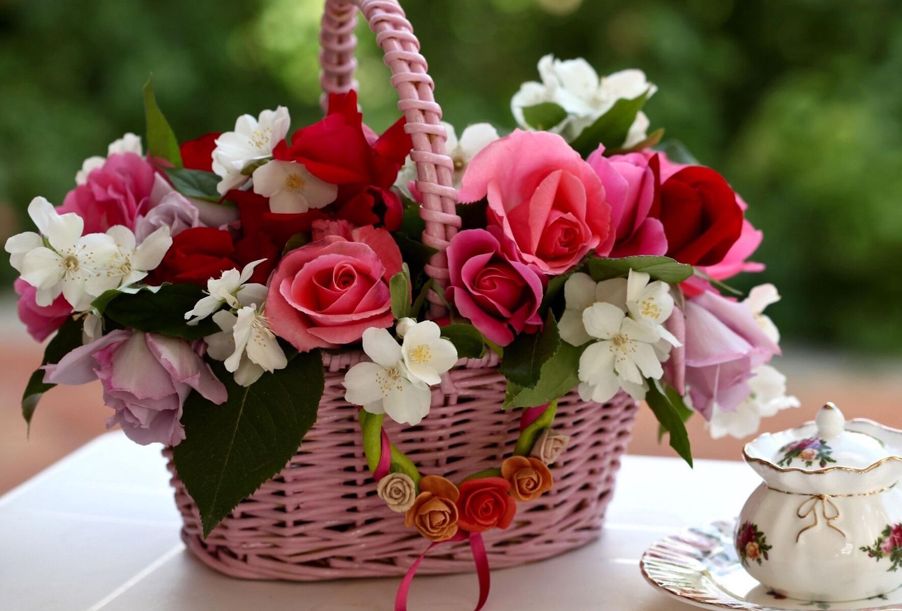 Розы и жасмин