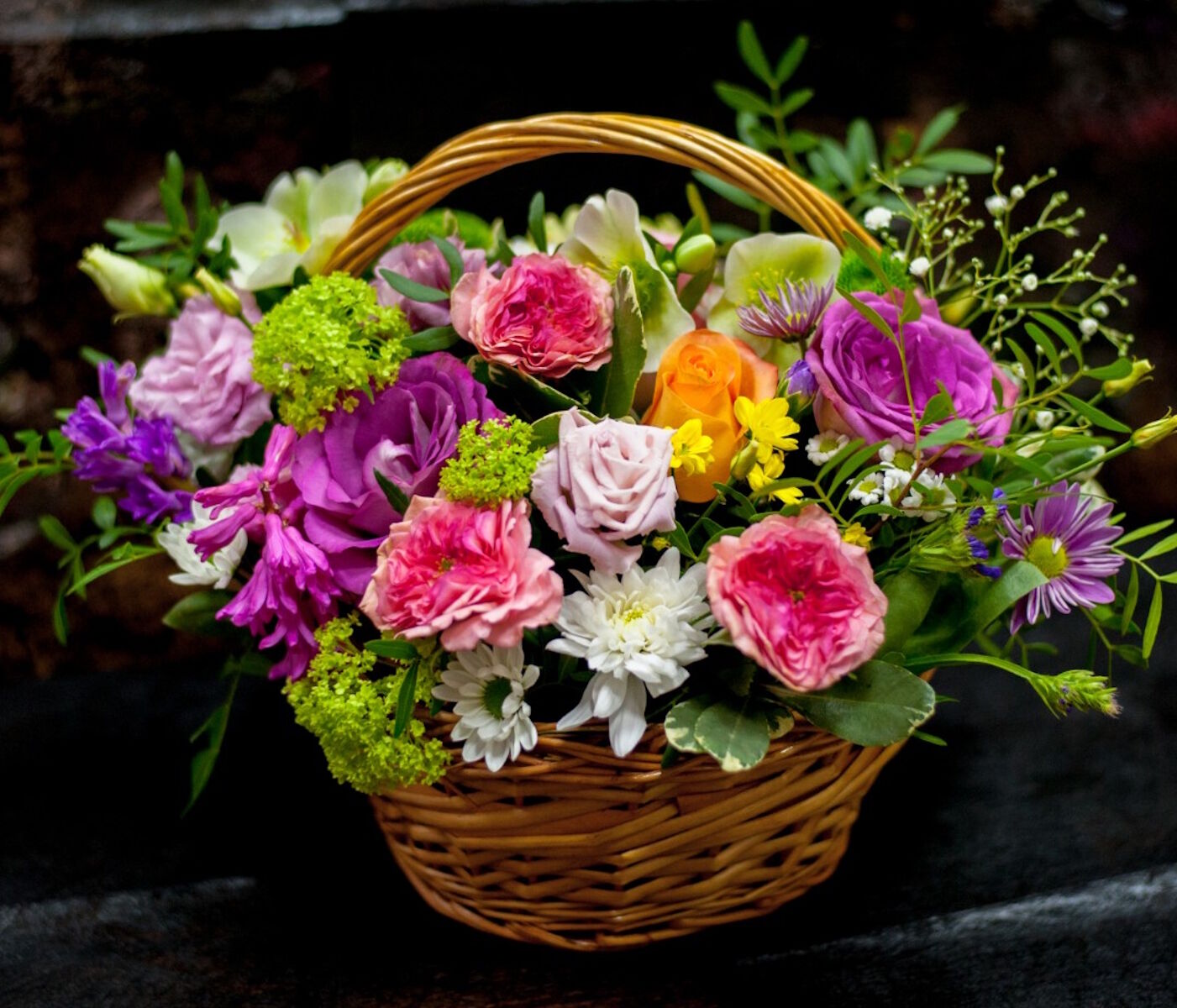 Пестрый букет в корзине