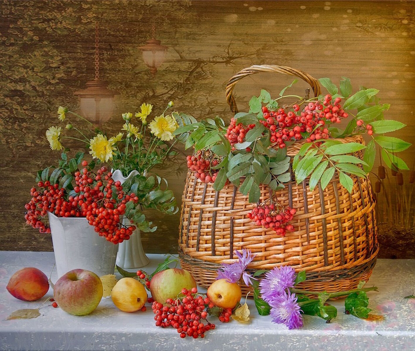 Рябина в корзине и яблоки