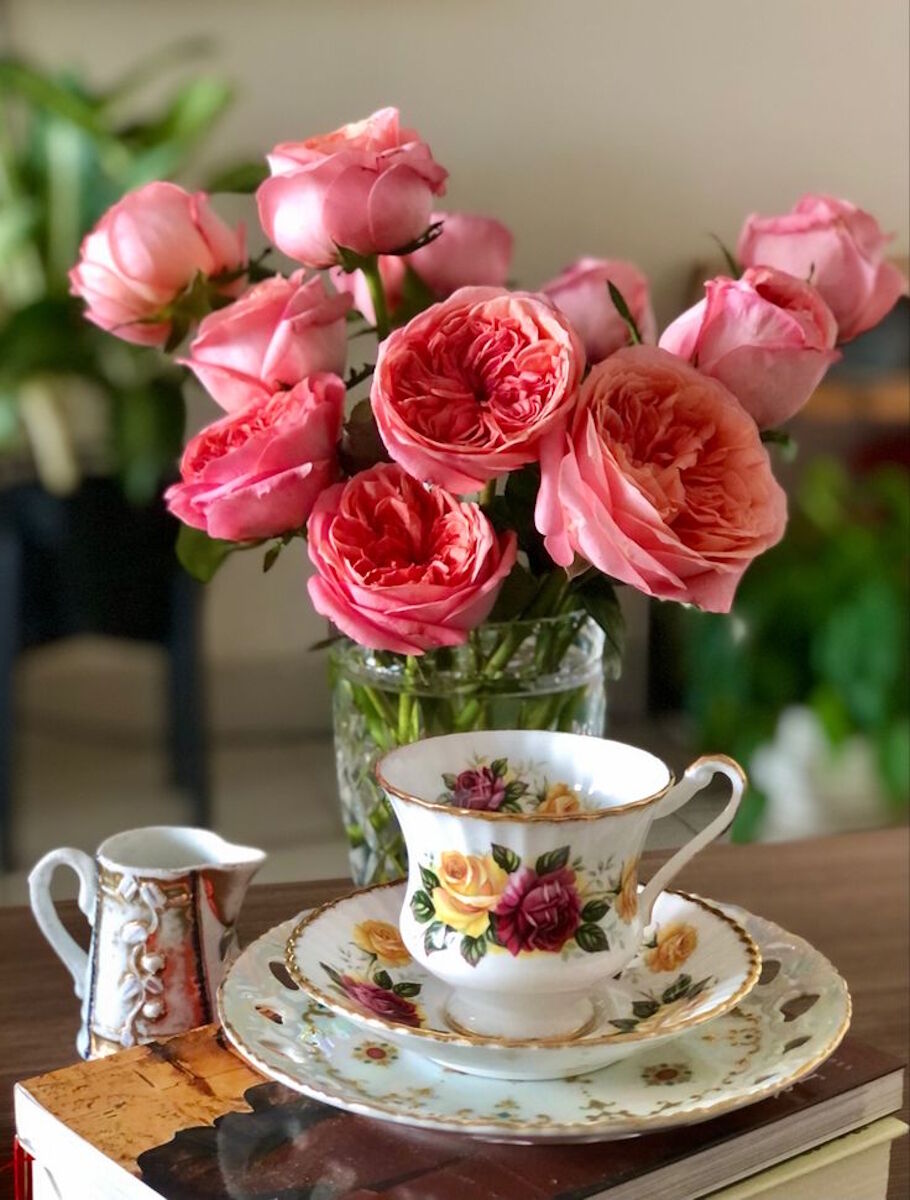 Розы и чашка